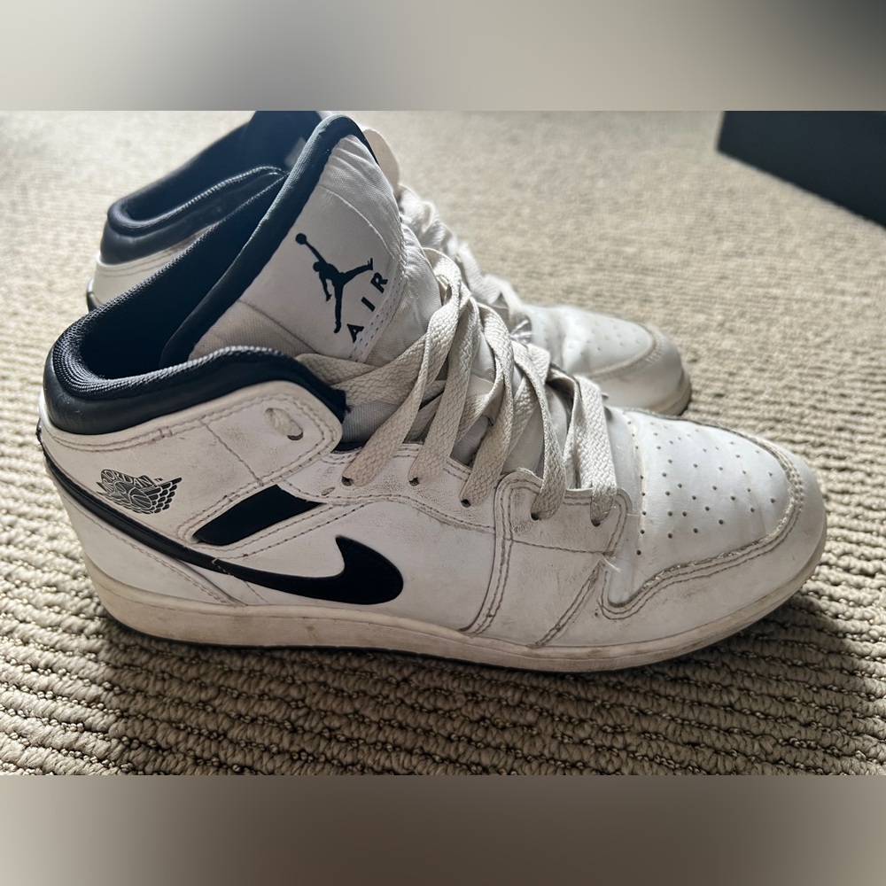 Nike White/ Black Air Jordan Sneakers (Men’s 7)